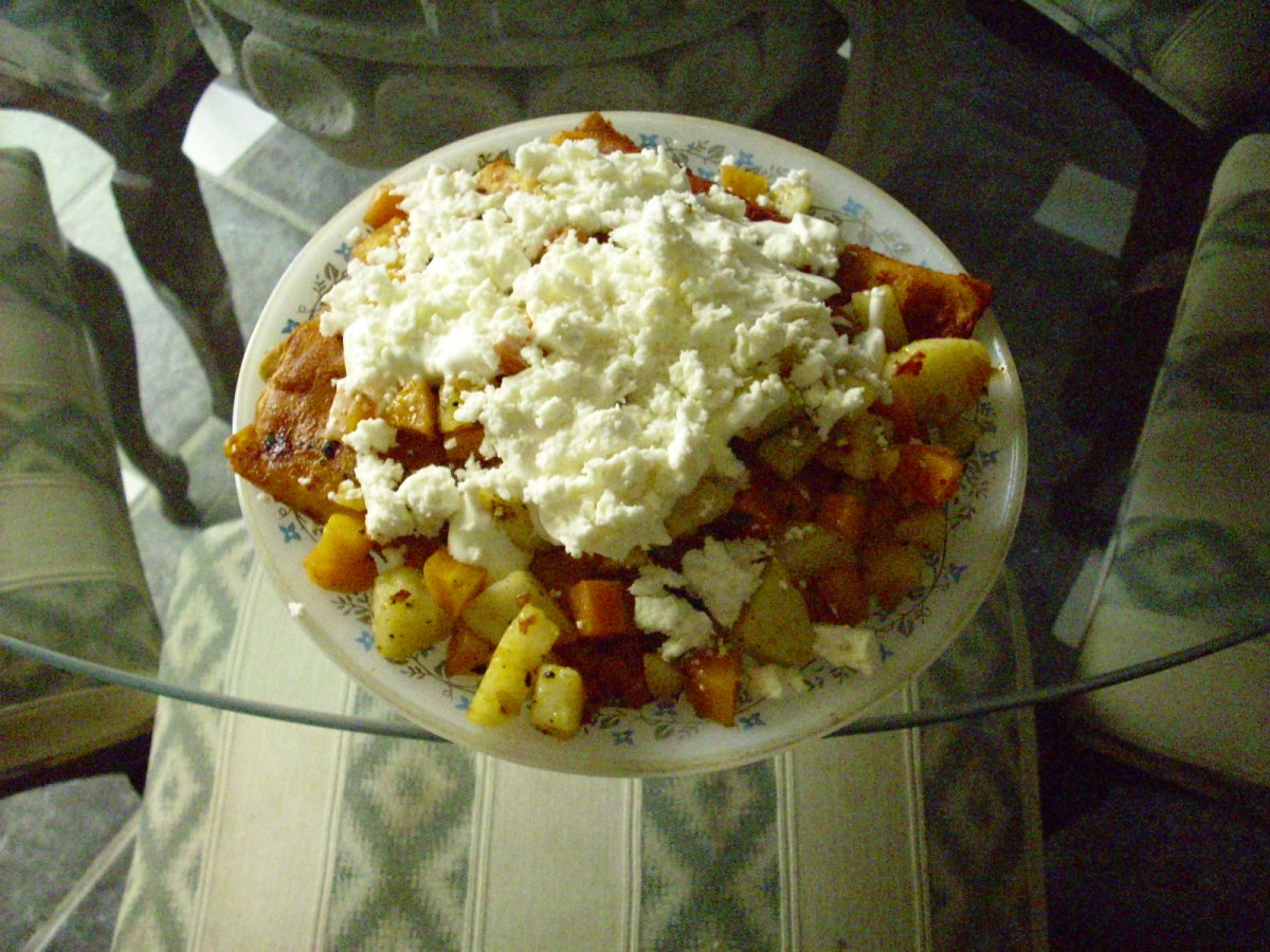 Enchiladas Verdes vs Rojas: What Makes the Green Sauce Special?